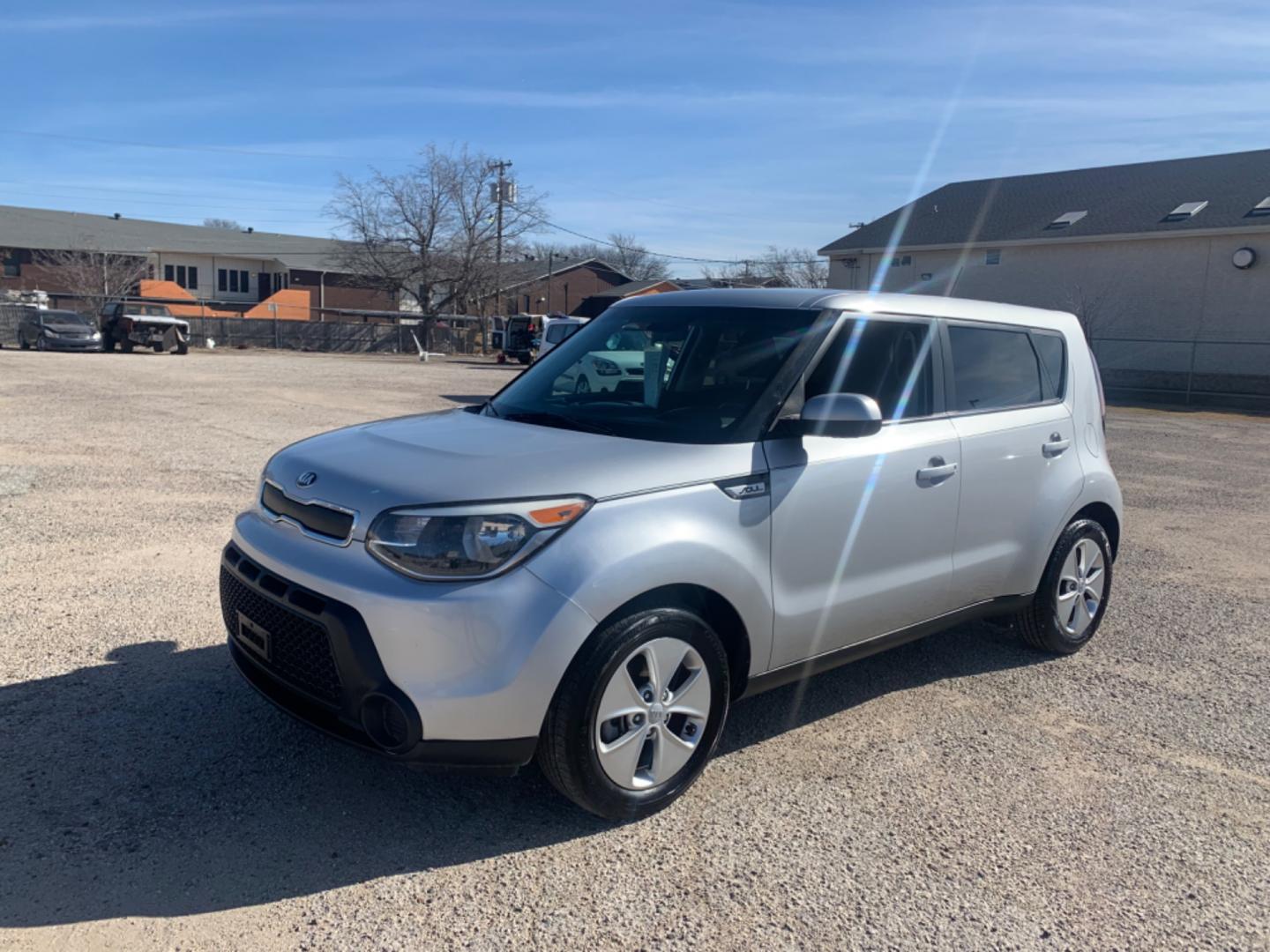 2015 SILVER /Black Kia Soul (KNDJN2A20F7) with an 1.6L engine, AUTOMATIC transmission, located at 1830 North Belt Line Road, Irving, TX, 75061, (469) 524-0199, 32.834373, -96.993584 - Photo#2